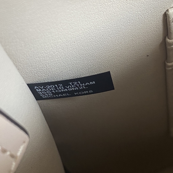 Michael Kors new Mercer cross-body ba - Picture 7 of 9